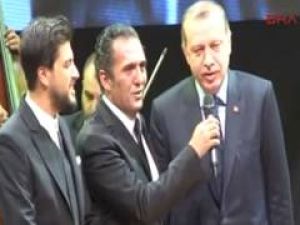 Cumhurbaşkannı Erdoğan Uzun İnce Bir Yoldayım türküsünü söylüyor