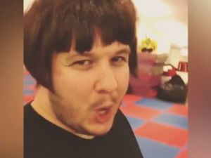 Şahan'dan Sezen Aksu taklidi