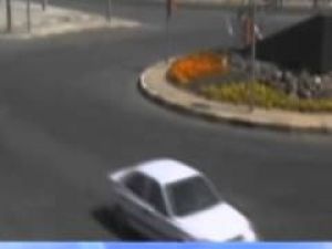 Motosikleti Kaldı, Kendisi Otomobilin Üzerinden Uçtu