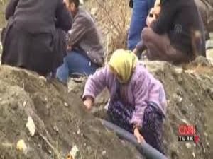 Su Daha Hızlı Tahliye Olsun Diye Elleriyle Toprağı Kazan Teyze