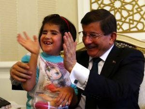 Davutoğlu'ndan görme engelli miniğe ilginç teklif