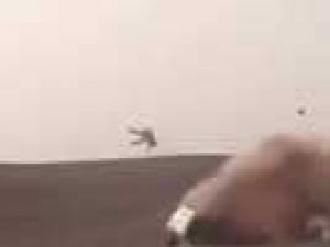 Devrilen arabadan böyle fırladı