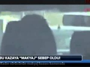 Kadın sürücünün "trafikte makyaj" kazası