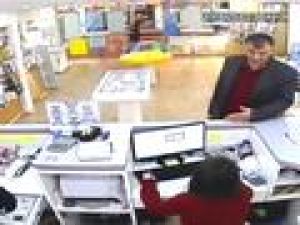 Çarptığı yayayla dükkana girdi