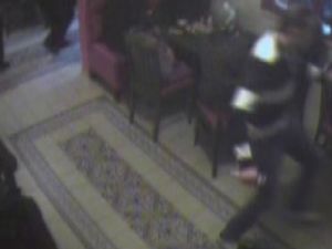 Genç kız sevgilisine saldıran bıçaklı saldırganı yere yıktı