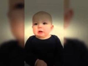 Babasının söylediği şarkıya ağlayan bebek