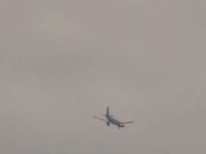 Uçak havada böyle yandı