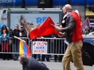 Azeri Genç Türk Bayrağını Ermenilerden Kurtardı