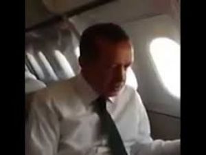 Cumhurbaşkanı Recep Tayip Erdoğan uçakta "Gönül Dağı" türküsünü söylüyor