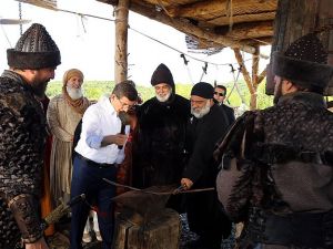 Davutoğlu’ndan ‘Diriliş Ertuğrul’a sürpriz ziyaret!