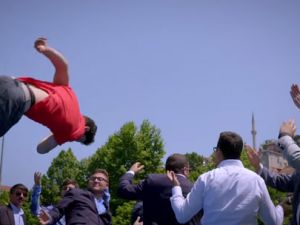 Ak Gençlik'ten Engelleri Aşan Seçim Klibi