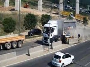 TIR’ın metrelerce sürüklediği araçtan sağ çıktılar !