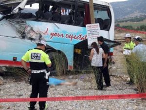 Tur otobüsü uçuruma yuvarlandı: 4 ölü, 37 yaralı