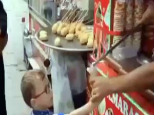 Sinirli çocuğun dondurmacıyla imtihanı