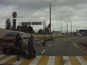 Küçük çocuğu metrelerce uzağa fırlattı