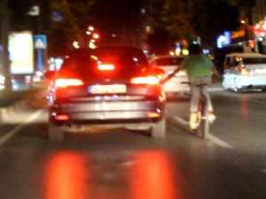 Çocuğun bisikletle tehlikeli yolculuğu