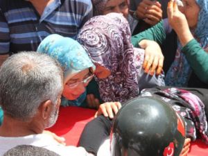 Şehit uzman çavuşa, Nişanlısından gözü yaşlı veda