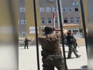 Polisler Türk bayrağını tekbirlerle göndere çekti