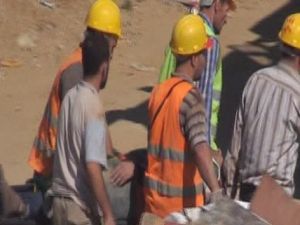 Metro şantiyesinde yüzlerce kilo demirin altında kaldı