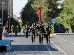 Askerler Diyarbakır'ı sloganlarıyla inletti