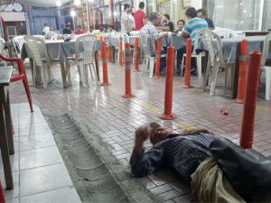 Yaşlı adam bayıldı, kimse okeyden kalkmadı