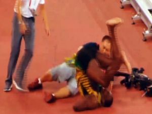 Kameraman Usain Bolt'u böyle düşürdü!
