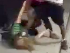 Kadını feci şekilde dövdüler