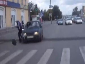 Otomobil yayayı havaya uçurdu