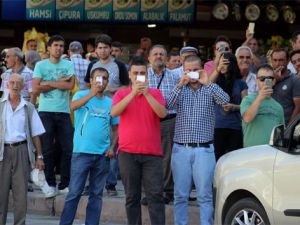 Şüpheli paketi gördüler, cep telefonlarına sarıldılar