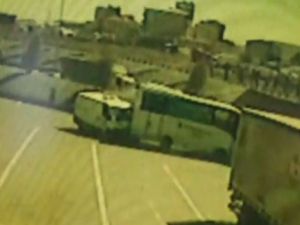 Servis minibüsü park halindeki TIR’a çarptı: 5 yaralı