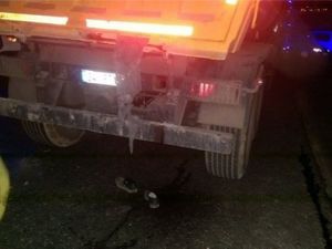 Başı kamyonun dorsesine sıkışarak can verdi!