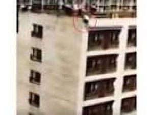 15 katlı binadan aşağı atladı !