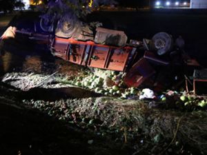 Karpuz yüklü kamyon 2 araca çarptı: 7 yaralı