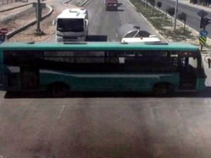 Kırmızı ışıkta geçen su tankeri otobüsü böyle biçti