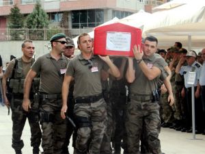 Özel harekat polisleri şehit cenazelerini salavatlar eşliğinde taşıdı