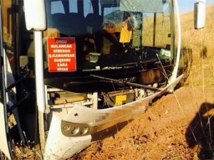 Yolcu midibüsü tepeye çarptı: 12 yaralı