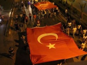 Türkiye şehitleri için ayakta