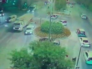 Freni boşalan kamyon kırmızı ışıktaki 5 aracı biçti