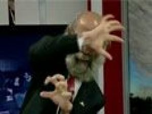 Şiir okurken cinnet geçiren adam