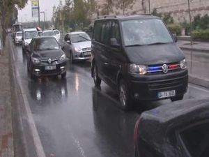 Davutoğlu'ndan kabir ziyareti