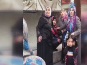 Sahte gelinin altınlarını sokakta söktüler