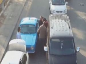 Trafikte demir çubuklu kavga