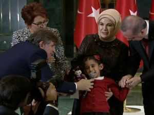 Minik Belinay söyledi Erdoğan eşlik etti