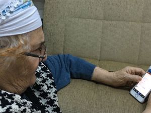 80'lik ninenin iPhone ile imtihanı