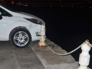 El freni yarım çekilen araç az daha denize düşüyordu