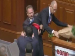 Başbakanı kucaklayıp götürdü