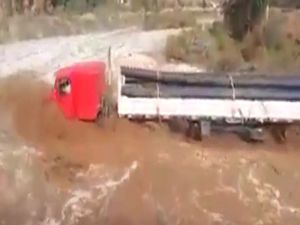 Dev TIR, sel sularının içinden böyle geçti