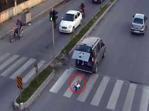 Küçük çocuk aracın bagajından yola böyle düştü