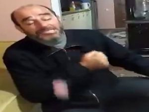 Şarkı söylerken takma dişleri fırladı
