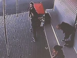 Ecel dolmuş beklerken geldi